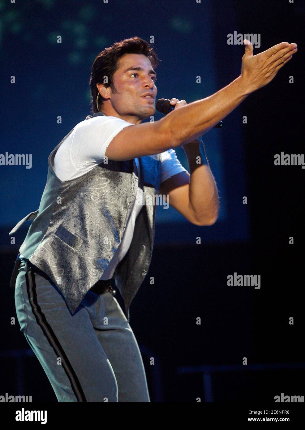 Puerto Rican Latin pop singer Chayanne performs during a concert presenting his latest album 'Mi tiempo' in Madrid September 5, 2007.REUTERS/Andrea Comas(SPAIN) Foto Stock