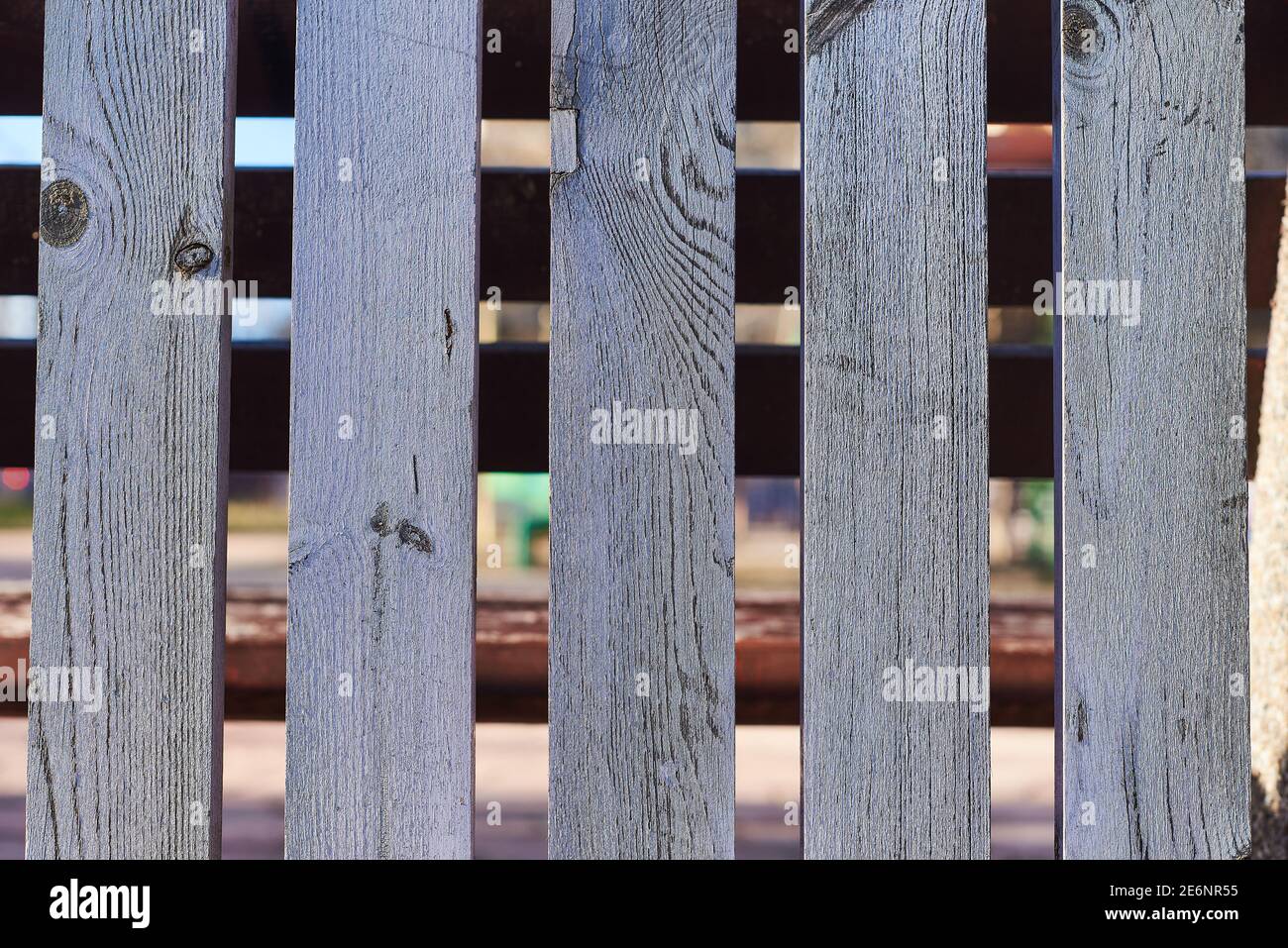 Vecchio recinto in legno basso sul parco giochi per bambini in giornata di sole concetto di genitori per i bambini Foto Stock