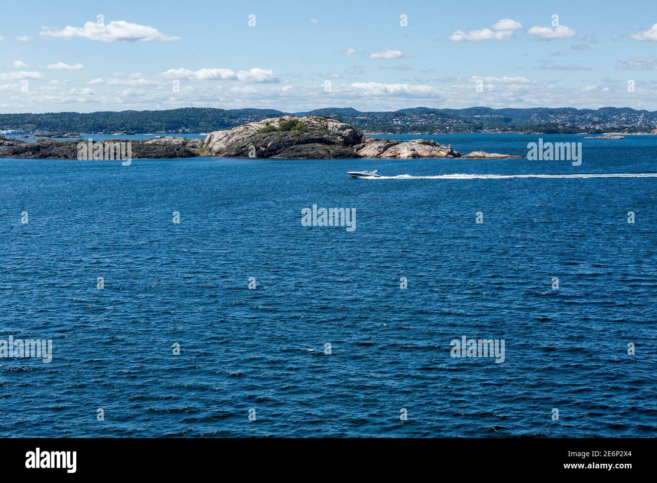Motoscafo sulla costa di Kristiansand, Norvegia Foto Stock