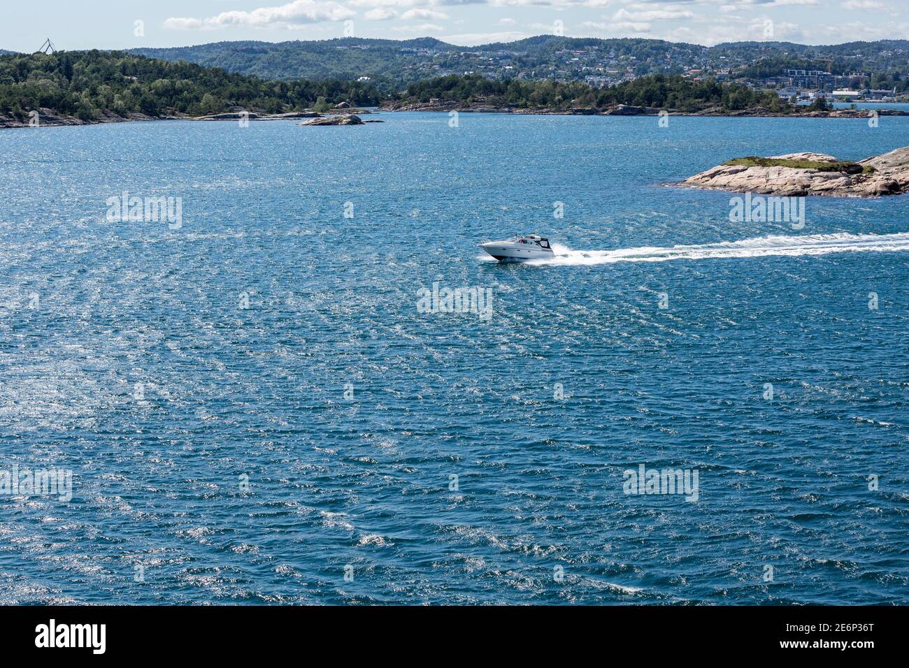 Motoscafo sulla costa di Kristiansand, Norvegia Foto Stock
