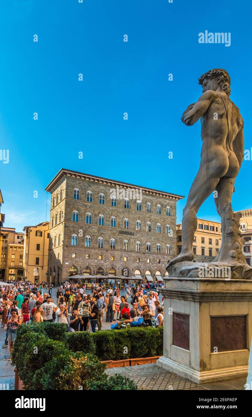 Bella vista della piazza Piazza della Signoria dietro la scultura del David di Michelangelo ammirata dai visitatori di Firenze. Sullo sfondo è la... Foto Stock