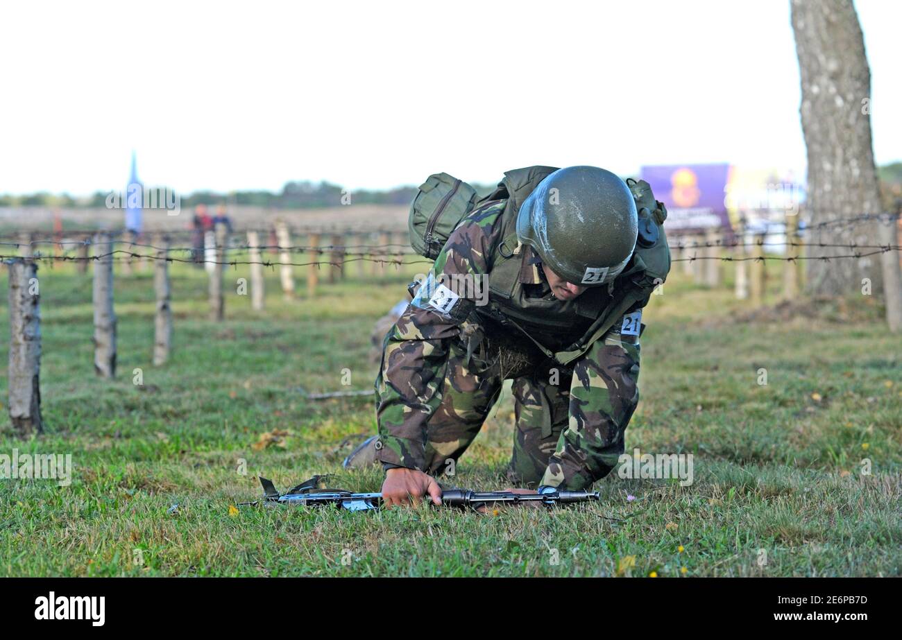 Il soldato finì di strisciare sotto fili spaiati. Campo di addestramento militare, esercizi. 18 ottobre 2018. Novo-Petrivtsi, Ucraina Foto Stock