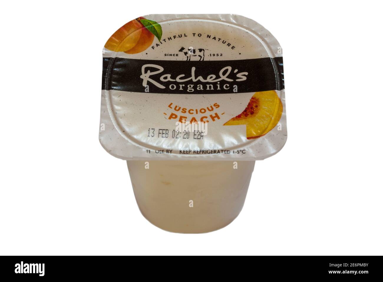 Rachel's biologico frutti lusciosi naturalmente bio-vivere yogurt fatto con inglese latte intero isolato su fondo bianco - yogurt di pesca sapore Foto Stock