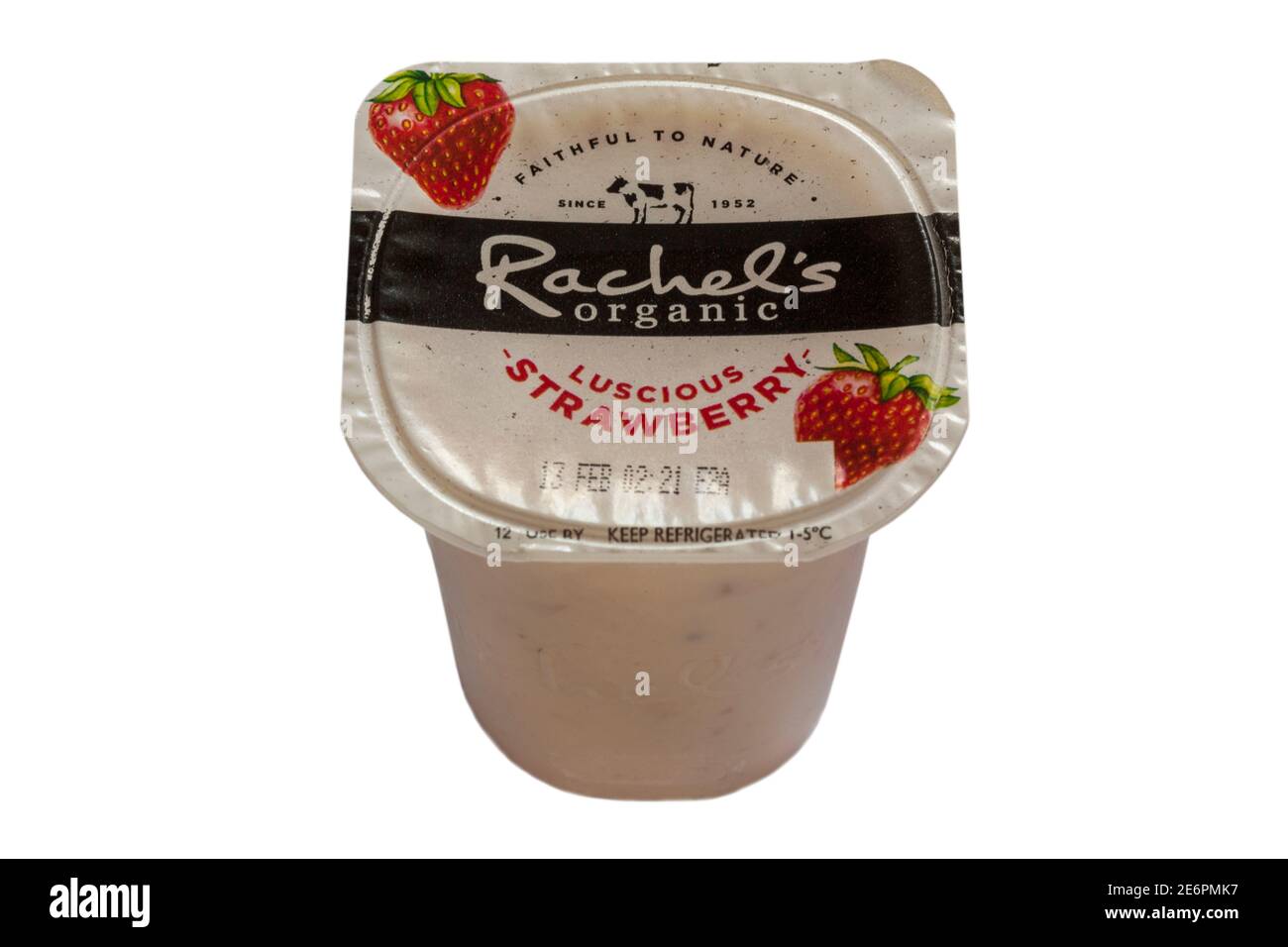 Rachel's biologico frutti lusciosi naturalmente bio-vivere yogurt fatto con inglese latte intero isolato su fondo bianco - yogurt alla fragola Foto Stock