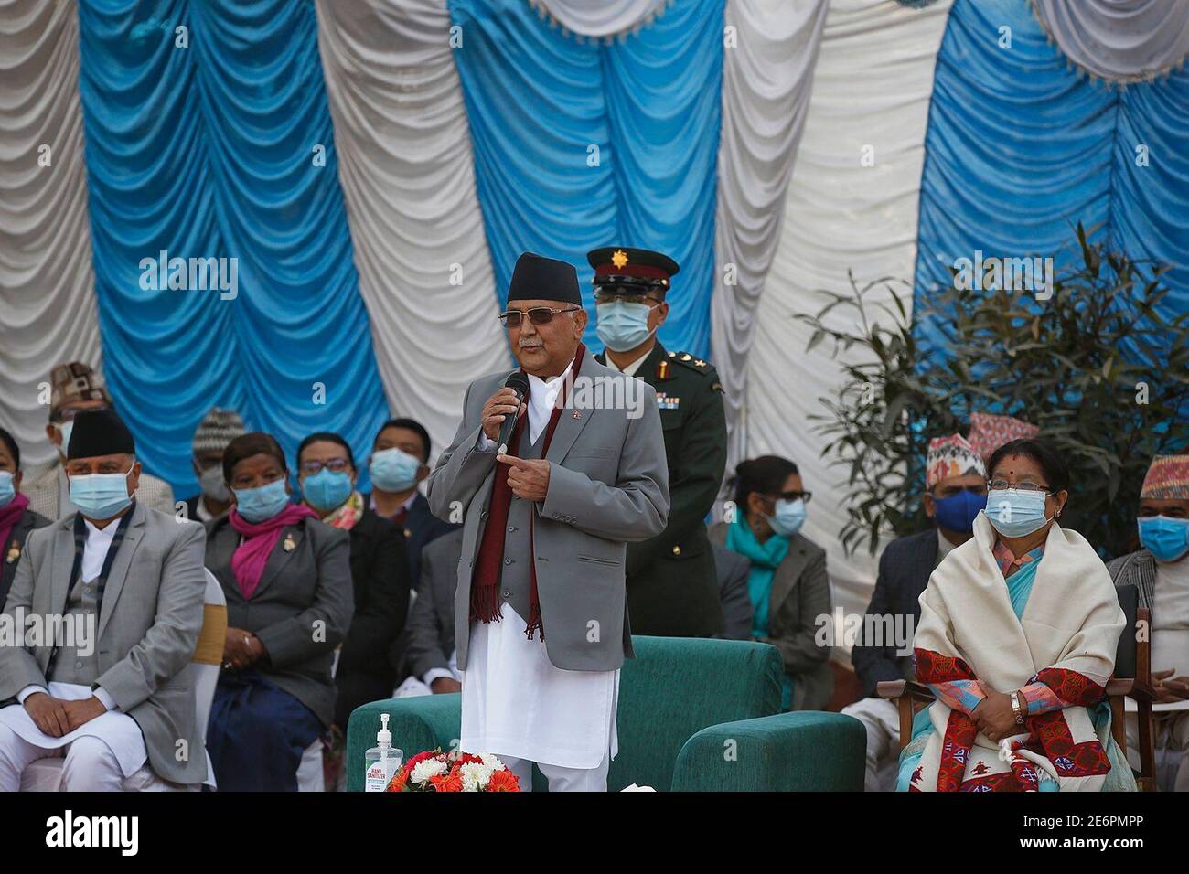 Kathmandu, Nepal. 29 gennaio 2021. Il primo ministro del Nepal KP Sharma oli rende omaggio ai martiri in occasione della Giornata dei Martiri a Kathmandu, Nepal, 29 gennaio 2021. Credit: Sulav Shrestha/Xinhua/Alamy Live News Foto Stock