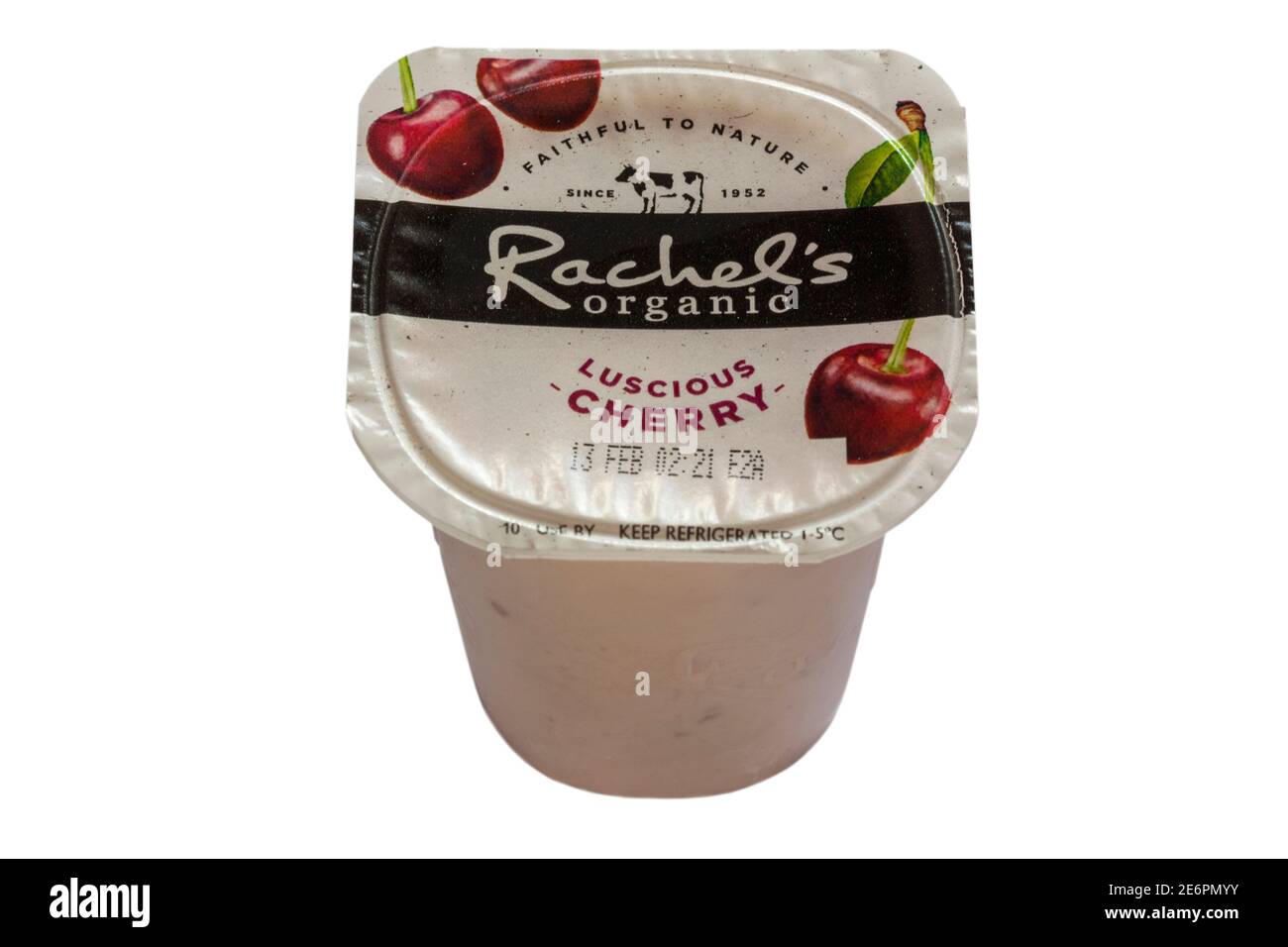 Rachel's biologico frutti lusciosi naturalmente bio-vivere yogurt fatto con inglese latte intero isolato su fondo bianco - yogurt alla ciliegia sapore Foto Stock