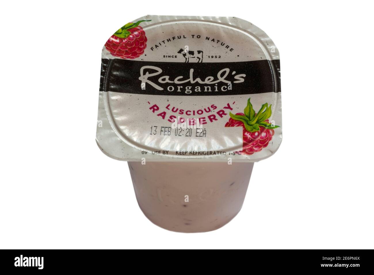 Rachel's biologico frutti lusciosi naturalmente bio-vivere yogurt fatto con inglese latte intero isolato su fondo bianco - yogurt di lampone Foto Stock