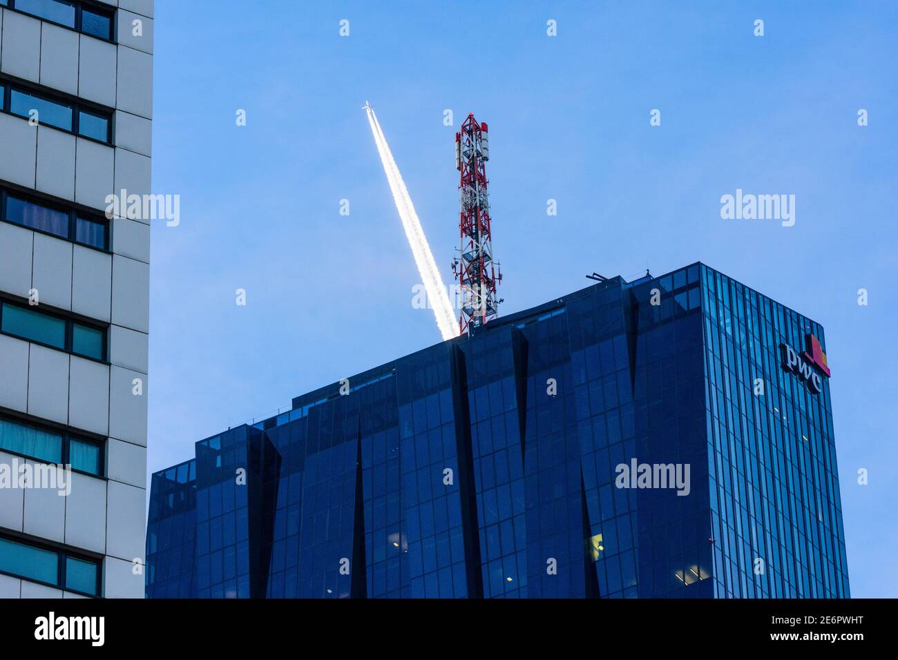 Wien, Vienna: Parte superiore della DC Tower 1, aerei, contrattforti, logo pwc nel 22. Donaustadt, Vienna, Austria Foto Stock