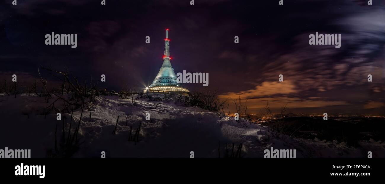 Notte incredibile vista sul monte Jested vicino a Liberec, la migliore foto. Foto Stock