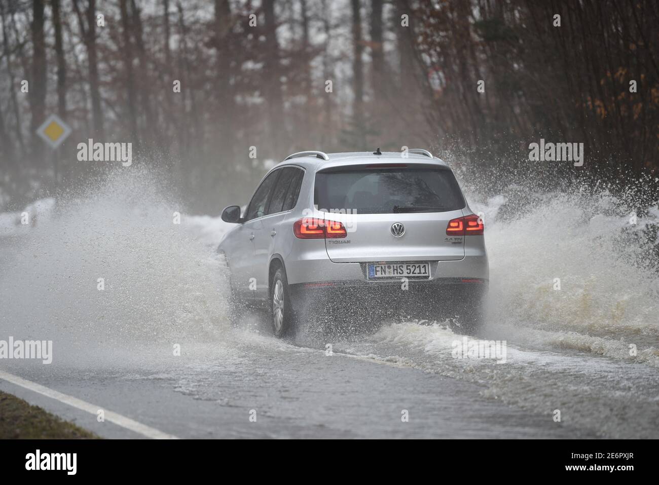 Meckenbeuren, Germania. 29 gennaio 2021. Le auto si guidano su una strada di campagna allagata vicino a Meckenbeuren. Un piccolo flusso ha in precedenza sovraccaricato le sue banche. Credit: Felix Kästle/dpa/Alamy Live News Foto Stock