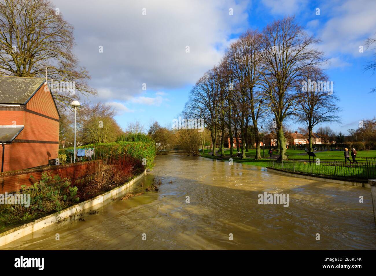 Il fiume Witham in piena alluvione dopo pioggia e neve si sciolgono. Grantham Lincolnshire, Inghilterra Foto Stock