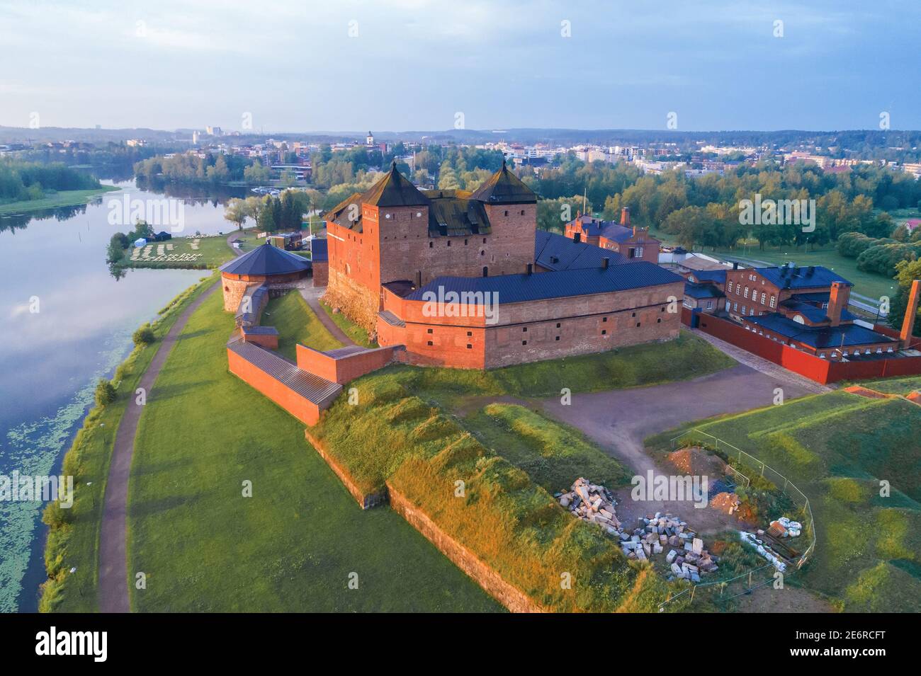 Un'antica fortezza-prigione sullo sfondo del paesaggio urbano mattina di giugno (fotografia aerea). Hameenlinna, Finlandia Foto Stock