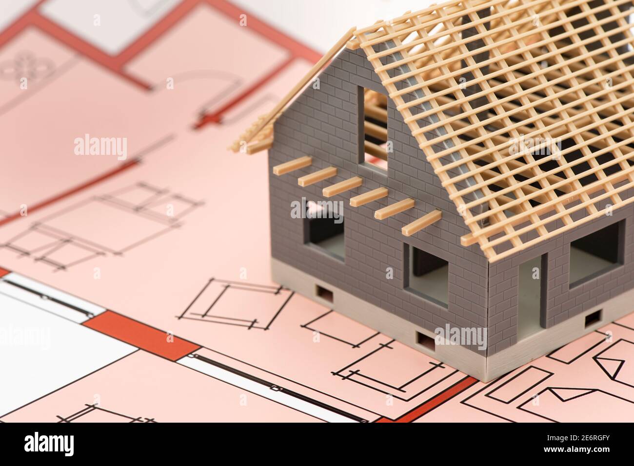 modello casa in piedi su piano di costruzione Foto Stock