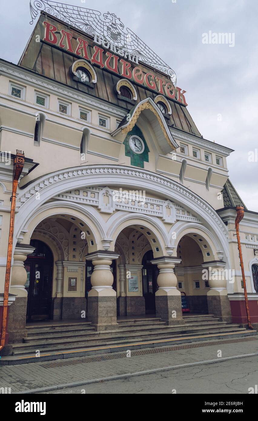Vladivostok, Russia - 05 ottobre 2020: Ingresso principale della stazione ferroviaria in un giorno cupo Foto Stock