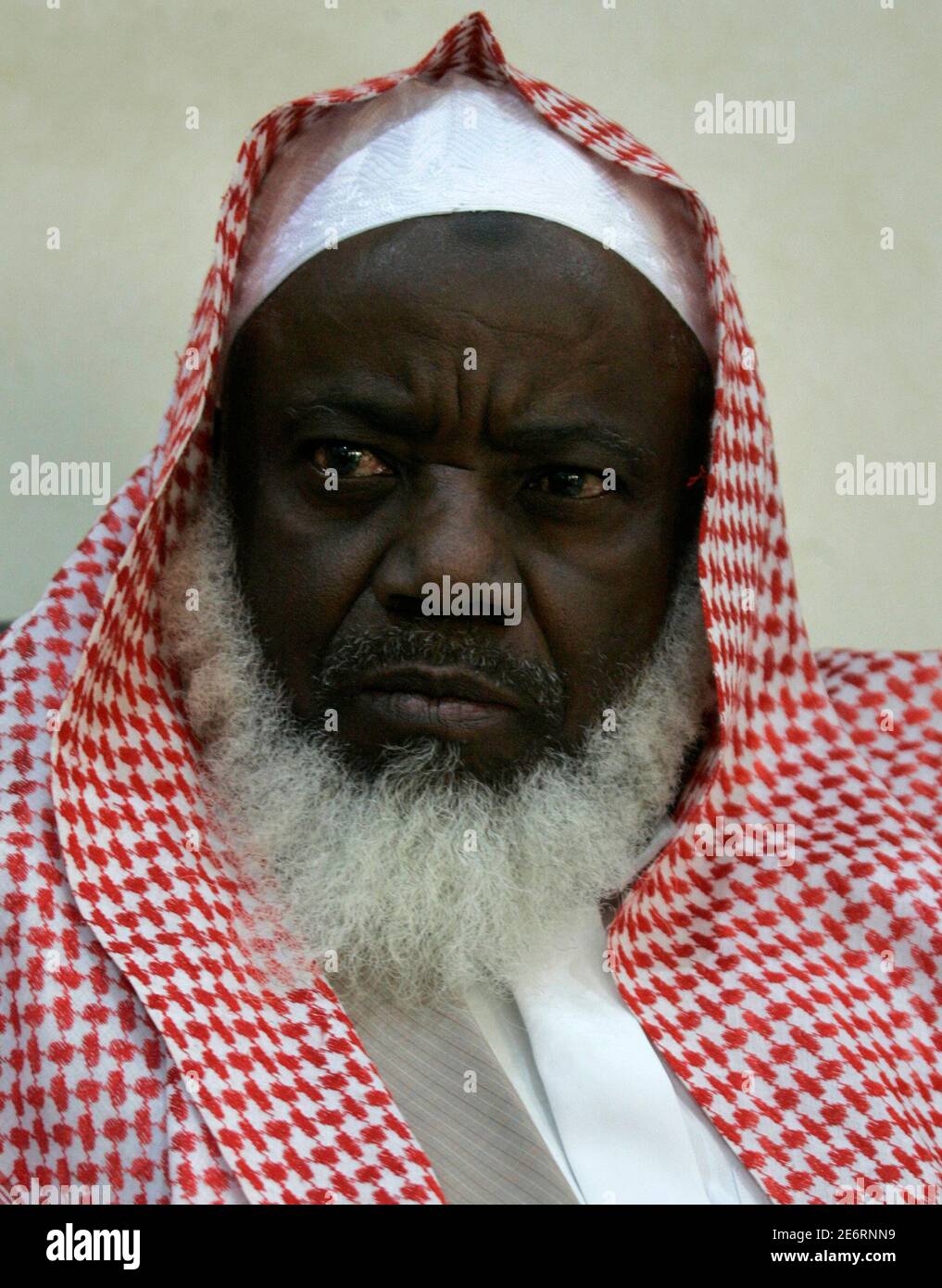 Saudi Muhammad Shami 73 anni, padre di Salman al-Huraisy, 28, morto a Riyadh il mese scorso, parla durante un'intervista con Reuters a Riyadh il 27 giugno 2007. La famiglia di al-Huraisy dice di essere stato picchiato a morte da membri del Comitato per la promozione della virtù e la prevenzione del Vice per il sospetto consumo di alcol. Foto scattata il 27 giugno 2007. REUTERS/Ali Jarekji (ARABIA SAUDITA) Foto Stock