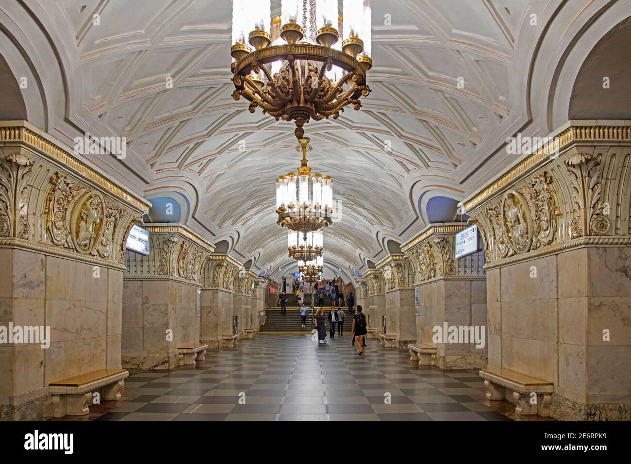 Archi in marmo bianco e ricoperti di fregi in bassorilievo di ceramica all'interno della stazione della metropolitana Prospekt Miro della linea Koltsevaya nella città di Mosca, Russia Foto Stock