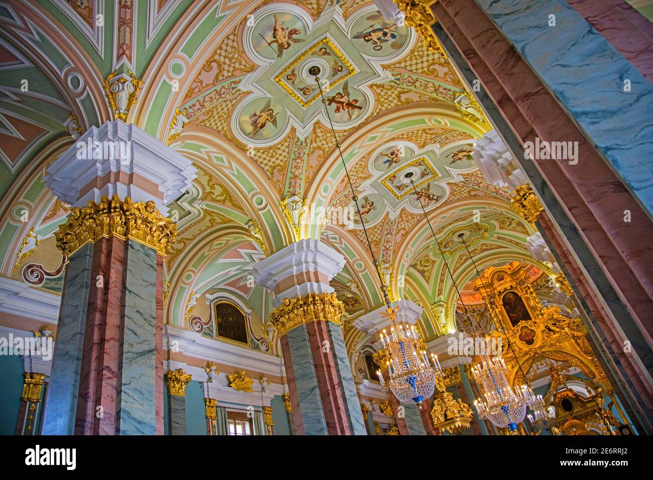 Lussuosi lampadari di cristallo e volte con dipinti a soffitto raffiguranti angeli all'interno della Cattedrale di Pietro e Paolo a San Pietroburgo, Russia Foto Stock
