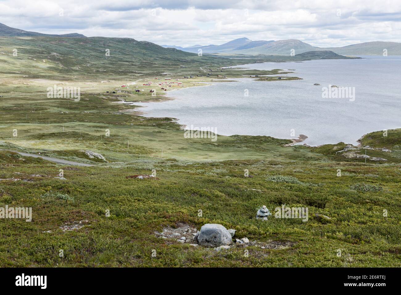 Villaggio con case dipinte di rosso sulla riva del lago Vinstri (/ Vintra) al Parco Nazionale Jotunheimen in Norvegia Foto Stock