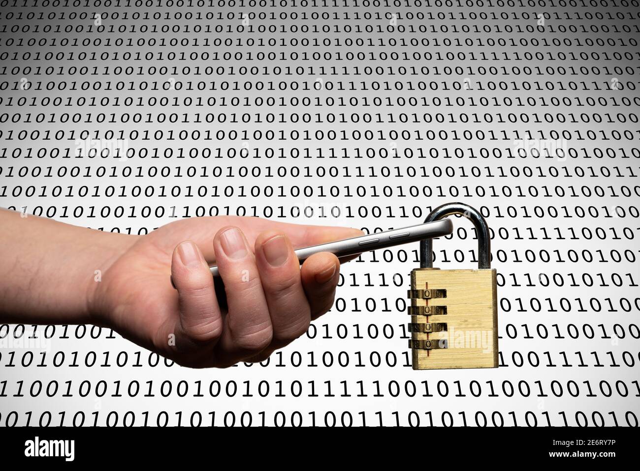 un telefono cellulare in mano con un lucchetto. Concetto di protezione dei dati sui dispositivi mobili Foto Stock