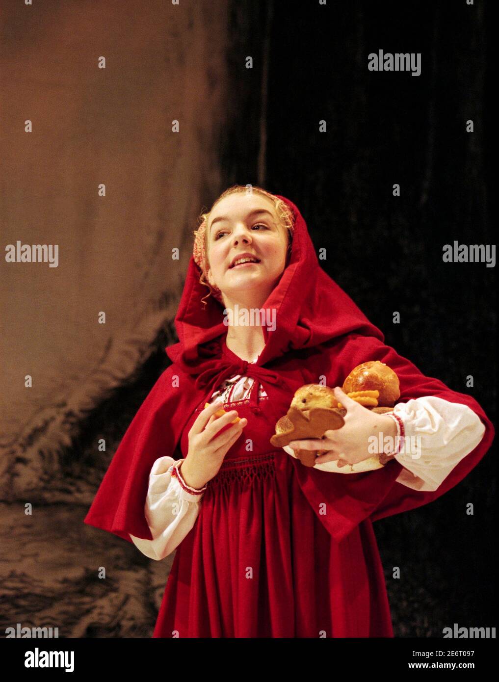 Sheridan Smith (Red Riding Hood) in THE WOODS at the Donmar Warehouse, Londra WC2 16/11/1998 musica & testi: Stephen Sondheim libro: James Lapine design: Bob Crowley illuminazione: Paul Pyant regista: John Crowley Foto Stock