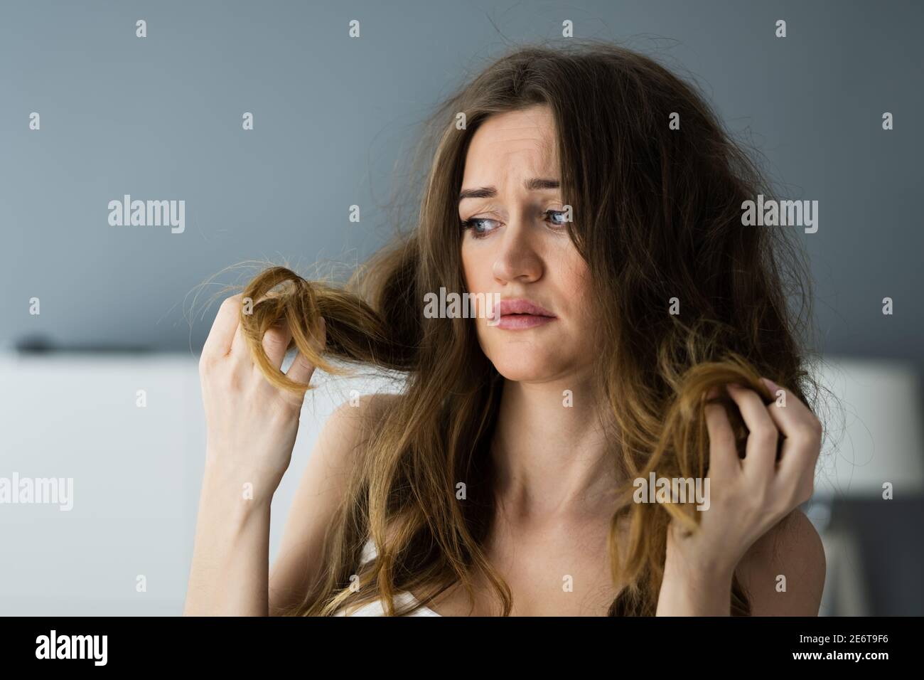 Problema di groviglio dei capelli lunghi di Messy e danni Foto Stock