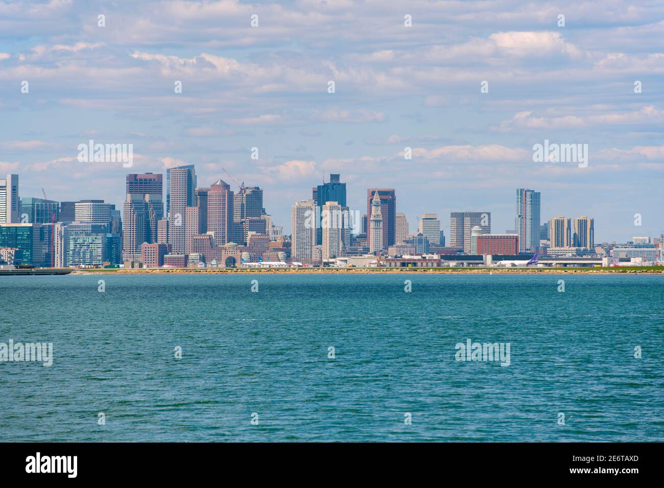 Il moderno skyline della città e l'aeroporto internazionale Logan sul mare da Deer Island, Boston, Massachusetts, Stati Uniti. Foto Stock