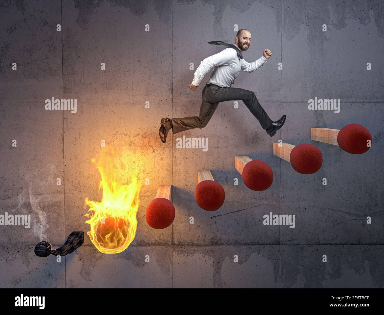 businessman salta su una scala fatta di partite che stanno per prendere fuoco. Foto Stock