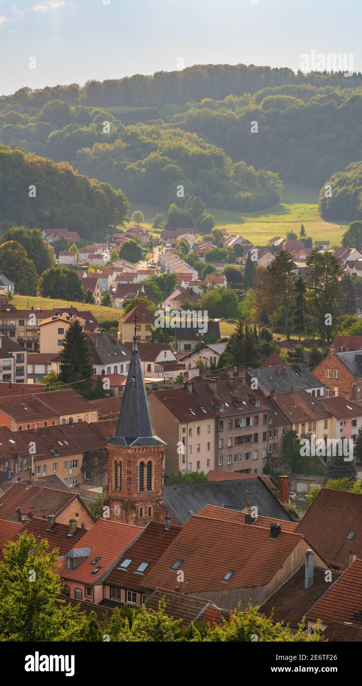 Vista del villaggio di Bitche con la chiesa di Santa Caterina in primo piano. Foto Stock