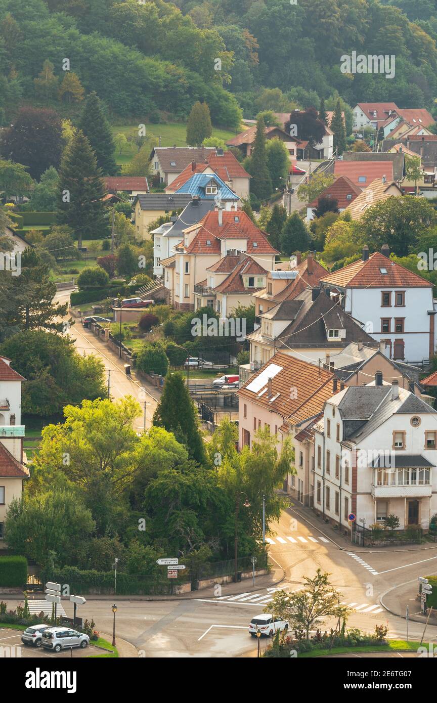 Vista della città di Bitche con una strada dorata dalla luce del tardo pomeriggio. Foto Stock