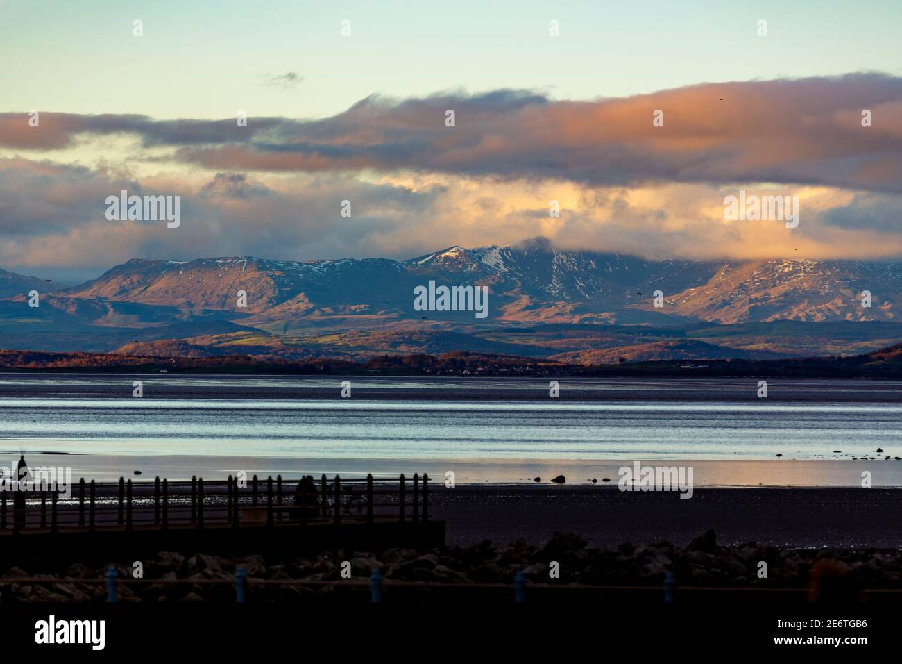 Heysham, Regno Unito. 29 gennaio 2021. Fotografia attraverso Morecambe Bay guardando al Sud Lakeland Fells in serata sole poco prima del tramonto Credit: PN News/Alamy Live News Foto Stock