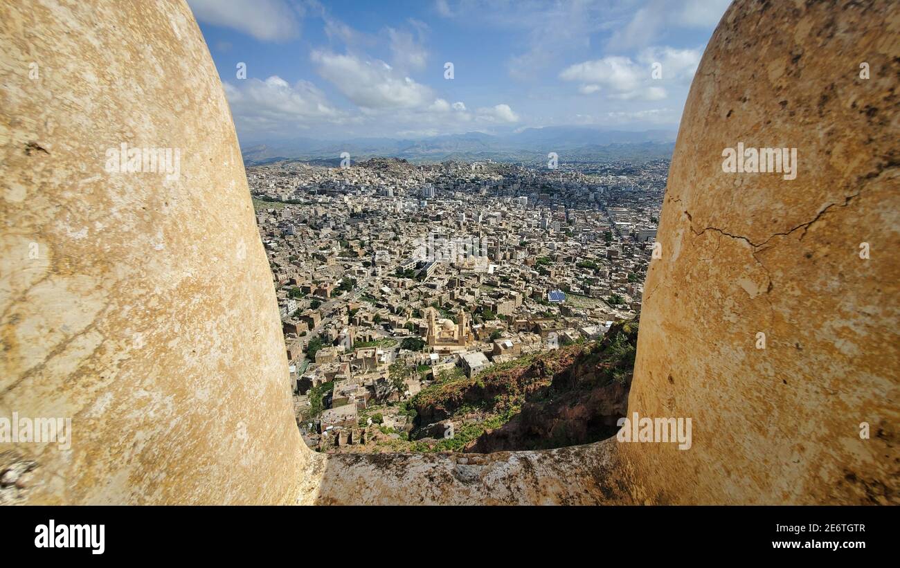 Taiz - Yemen - 17 luglio 2020 : una foto dello storico castello del Cairo che domina la città di Taiz, Yemen Foto Stock