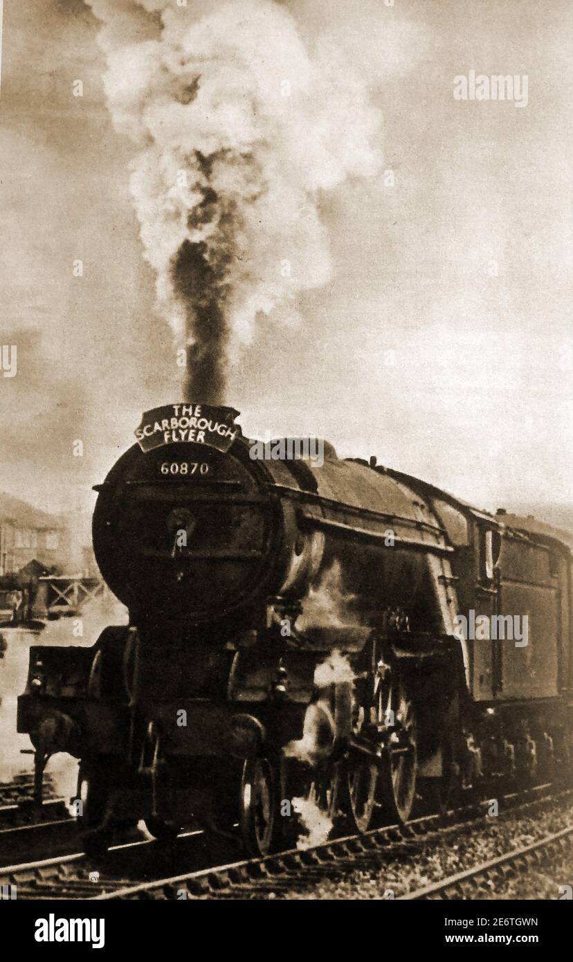 Una vecchia fotografia storica della locomotiva a vapore Scarborough Flyer (60870). Innaugurato nel 1927 dalla London North Eastern Railway Company, il servizio speciale Scarborough da Londra a Scarborough e Whitby (UK) è stato avviato fino allo scoppio della seconda guerra mondiale, ma è stato reintegrato nel giugno 1950 come 'Summer Special' sul mare e ha continuato a funzionare fino al settembre 1963. Varie locomotive a vapore sono state utilizzate, tra cui quella mostrata (buit a Darlington nel 1939 - demolita nel 1963) nella fotografia. Il suo moderno equipaggiamento e' chiamato Scarborough Spa Express. Foto Stock