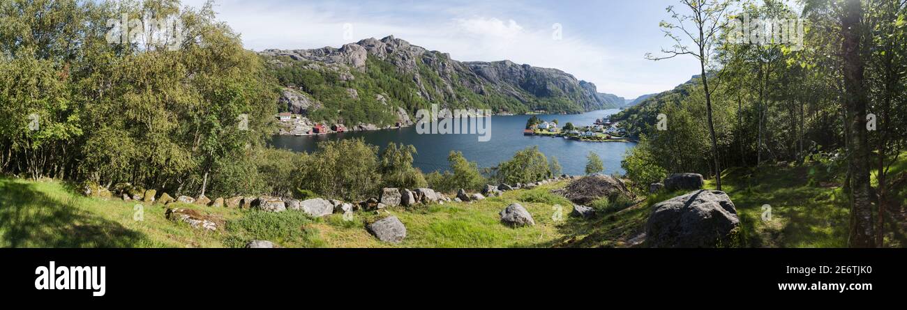 Panorama del bellissimo villaggio di pescatori Stornes vicino Ana-Sira e dintorni boschivi nel sud della Norvegia; vista da una montagna vicina Foto Stock