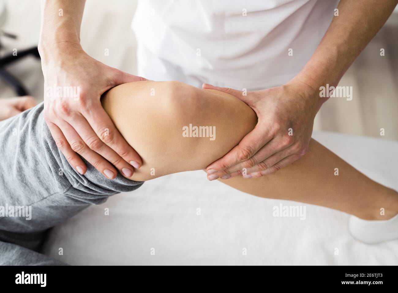 Ginocchio Joint Sport Rehab Massaggio e Fisioterapia Foto Stock