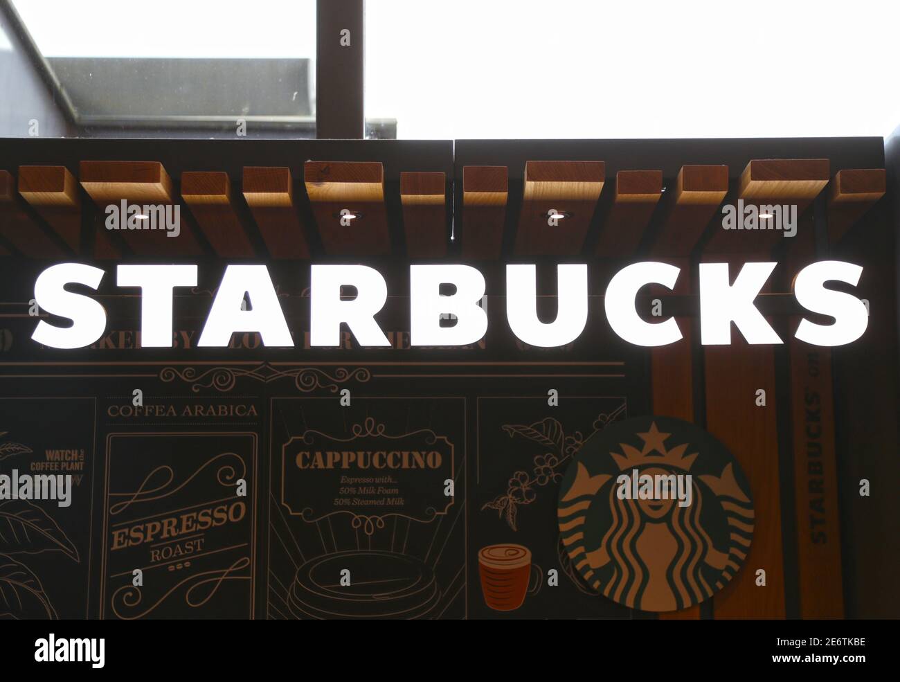 Växjö, SVEZIA - 15 MAGGIO 2019:Starbucks, Starbucks Corporation è una società americana di caffè e una catena di caffè. Foto Stock