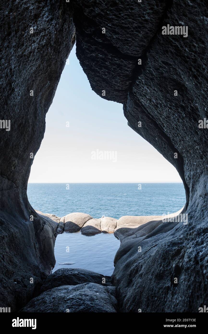 All'interno della più famosa pootola glaciale del monte Brufjell nella Norvegia meridionale; vista sul Mare del Nord Foto Stock