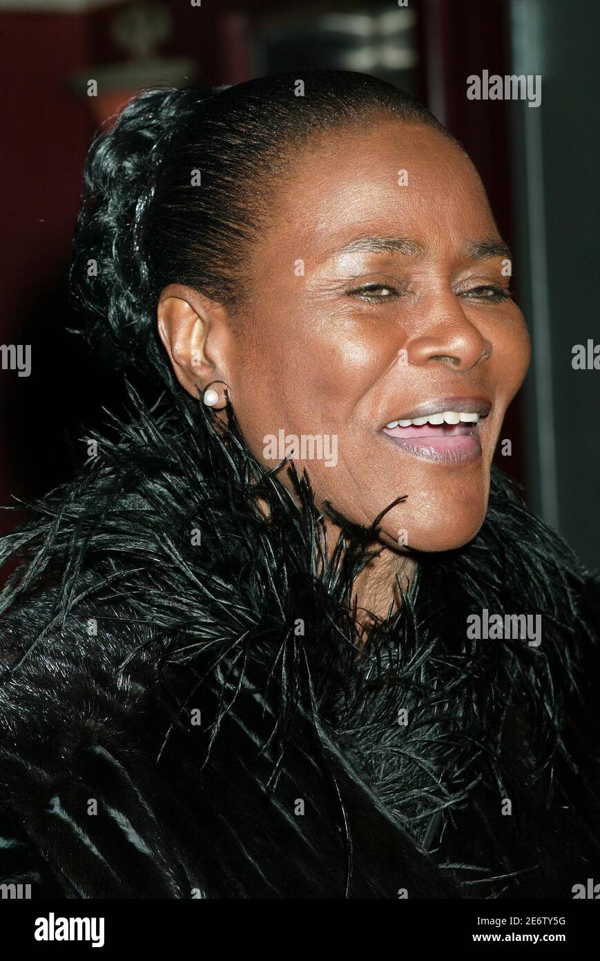 NEW YORK, NY- DEC 9: Cicely Tyson arriva per la notte di apertura della Danza dei Vampiri, il 9 dicembre 2002, a New York City. Credito: Joseph Marzullo/MediaPunch Foto Stock