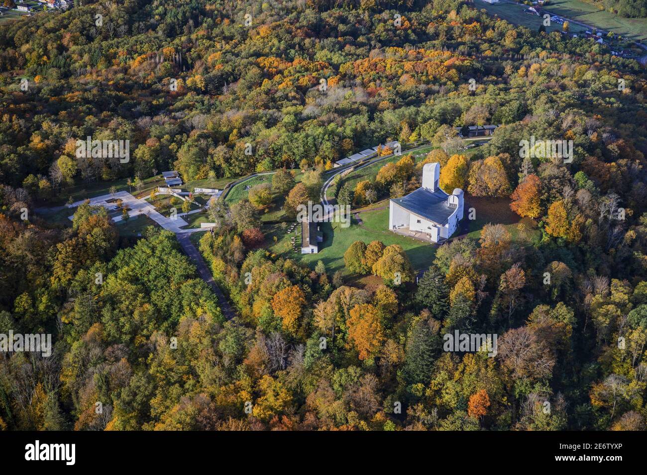 Francia, Haute-Saone, Ronchamp, Notre Dame du Haut dell'architetto le Corbusier, patrimonio dell'umanità dell'UNESCO (vista aerea) Foto Stock