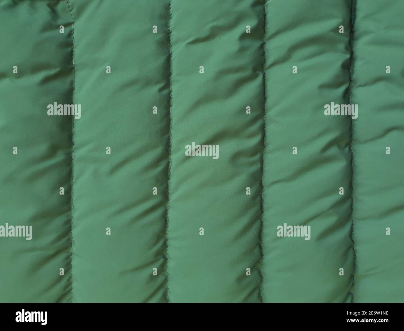 Fondo in tessuto piumino, texture verde della giacca. Vista dall'alto Foto  stock - Alamy