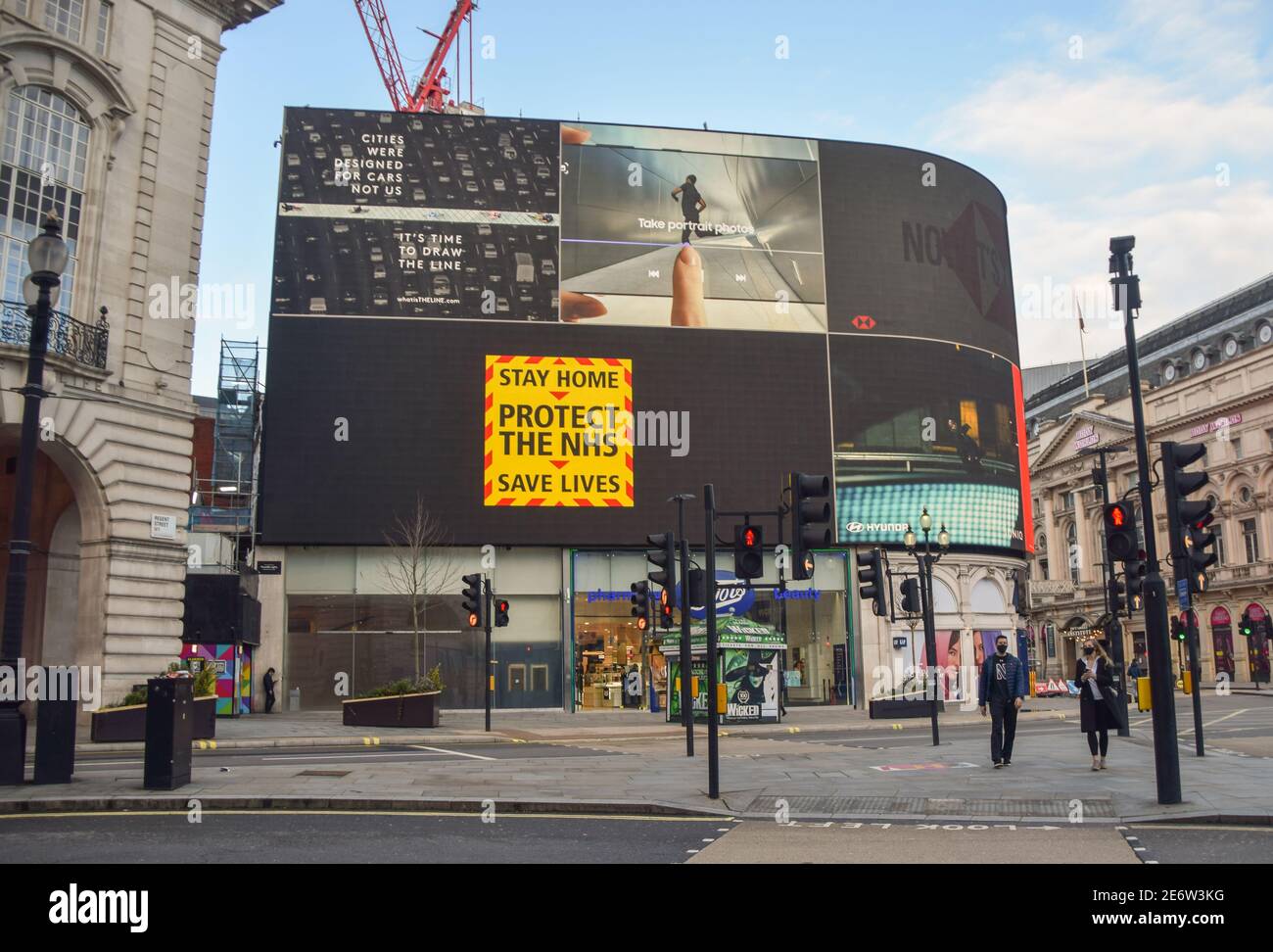 Vista diurna di Piccadilly Circus, Londra, con la nuova campagna del coronavirus. 29 gennaio 2021. Il governo ha lanciato una nuova e potente campagna per convincere le persone a rimanere a casa mentre la nazione lotta per mantenere la pandemia sotto controllo. Foto Stock
