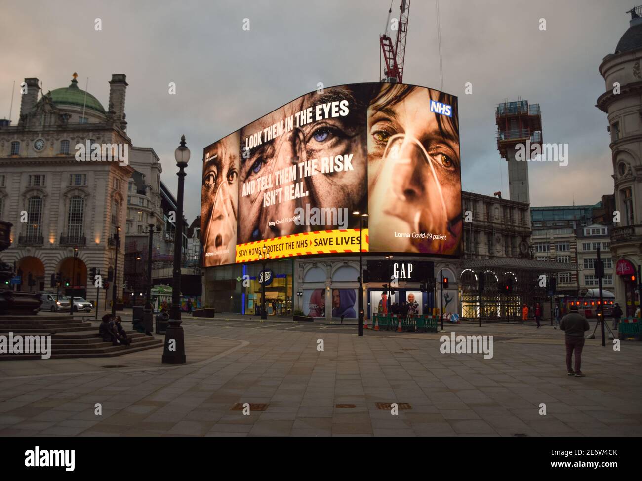 Vista serale di Piccadilly Circus, Londra, con la nuova campagna del coronavirus, 29 gennaio 2021. Il governo ha lanciato una nuova e potente campagna per convincere le persone a rimanere a casa mentre la nazione lotta per mantenere la pandemia sotto controllo. Foto Stock