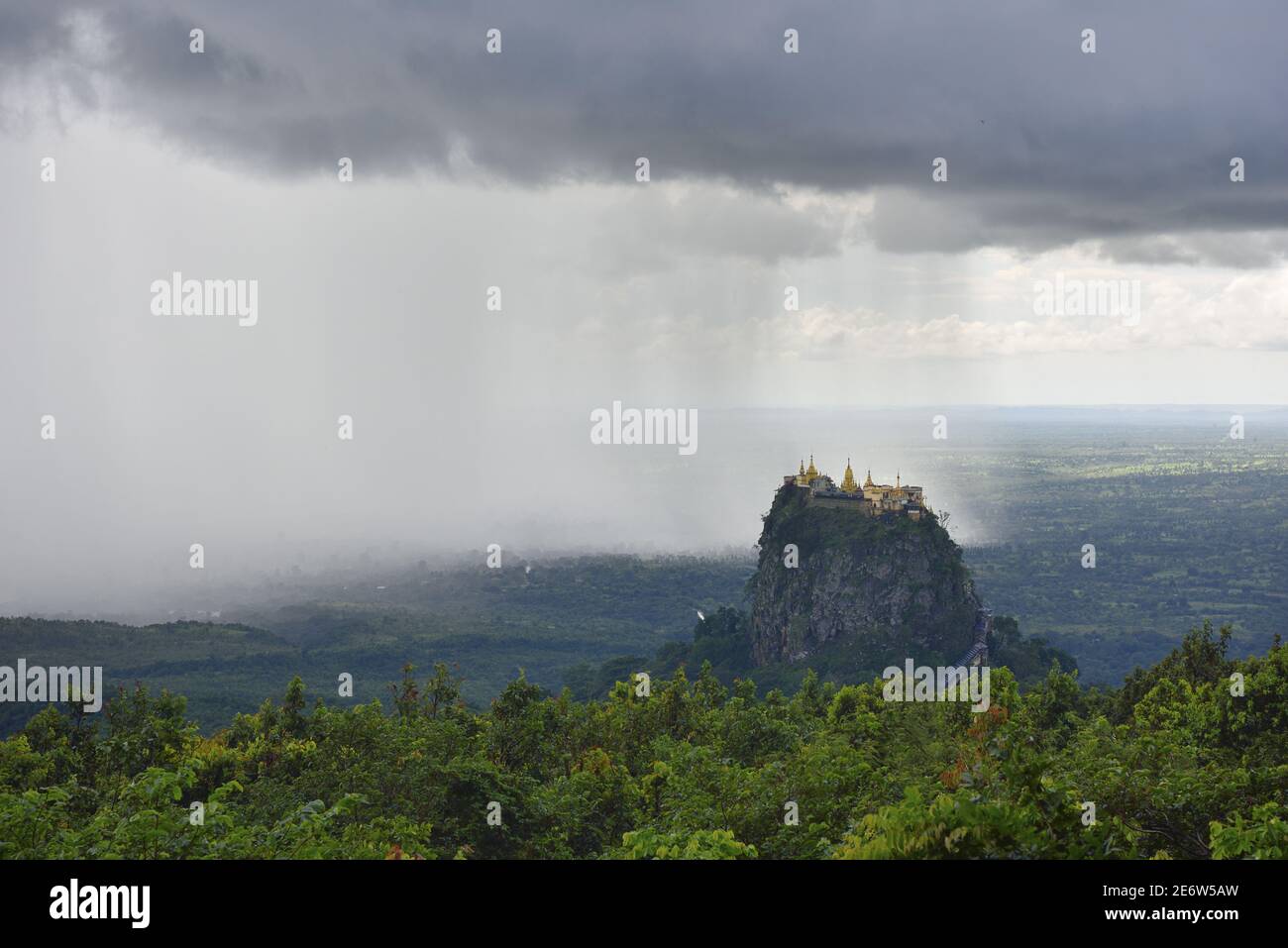 Myanmar (Birmania), regione del Mandalay, pioggia monsone sul Monte Pope Foto Stock