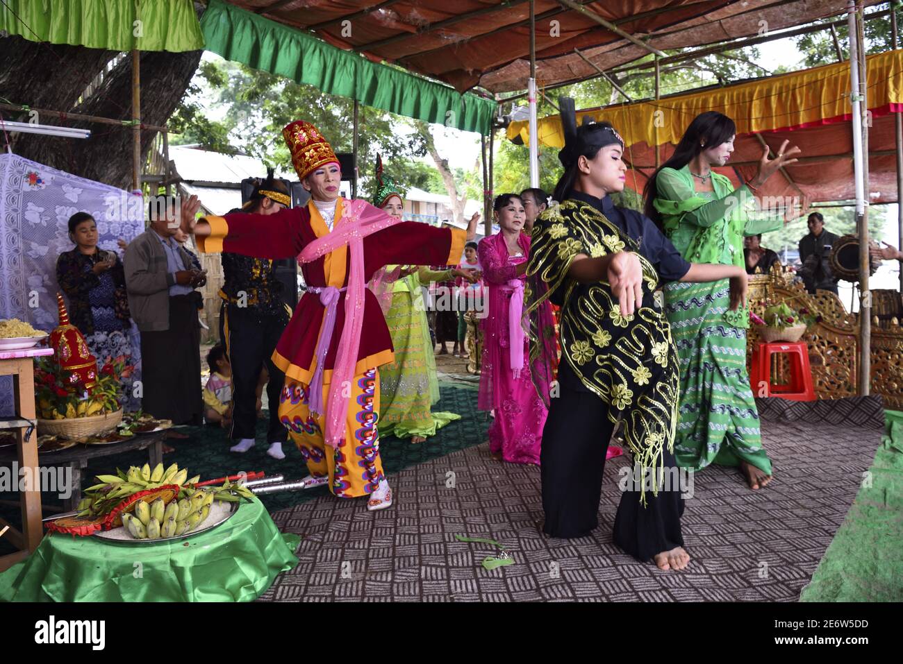 Myanmar (Birmania), Bagan, Nat Pwe (festival degli spiriti), Natgadaws (mogli di Nat) danza Foto Stock