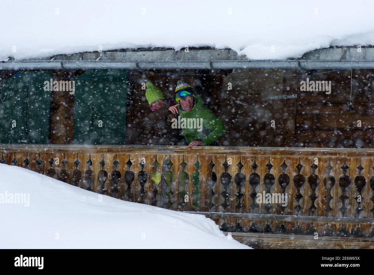 Svizzera, Canton Vallese, Morgins, coppia sul balcone di uno chalet di montagna. Foto Stock