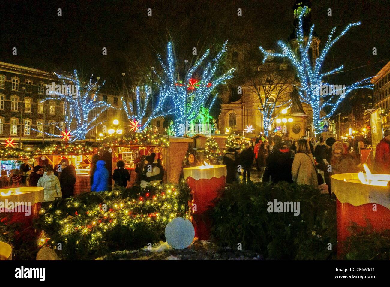Canada, provincia di Quebec, Quebec City, il mercatino di Natale di fronte alla basilica-cattedrale di Notre-Dame Foto Stock