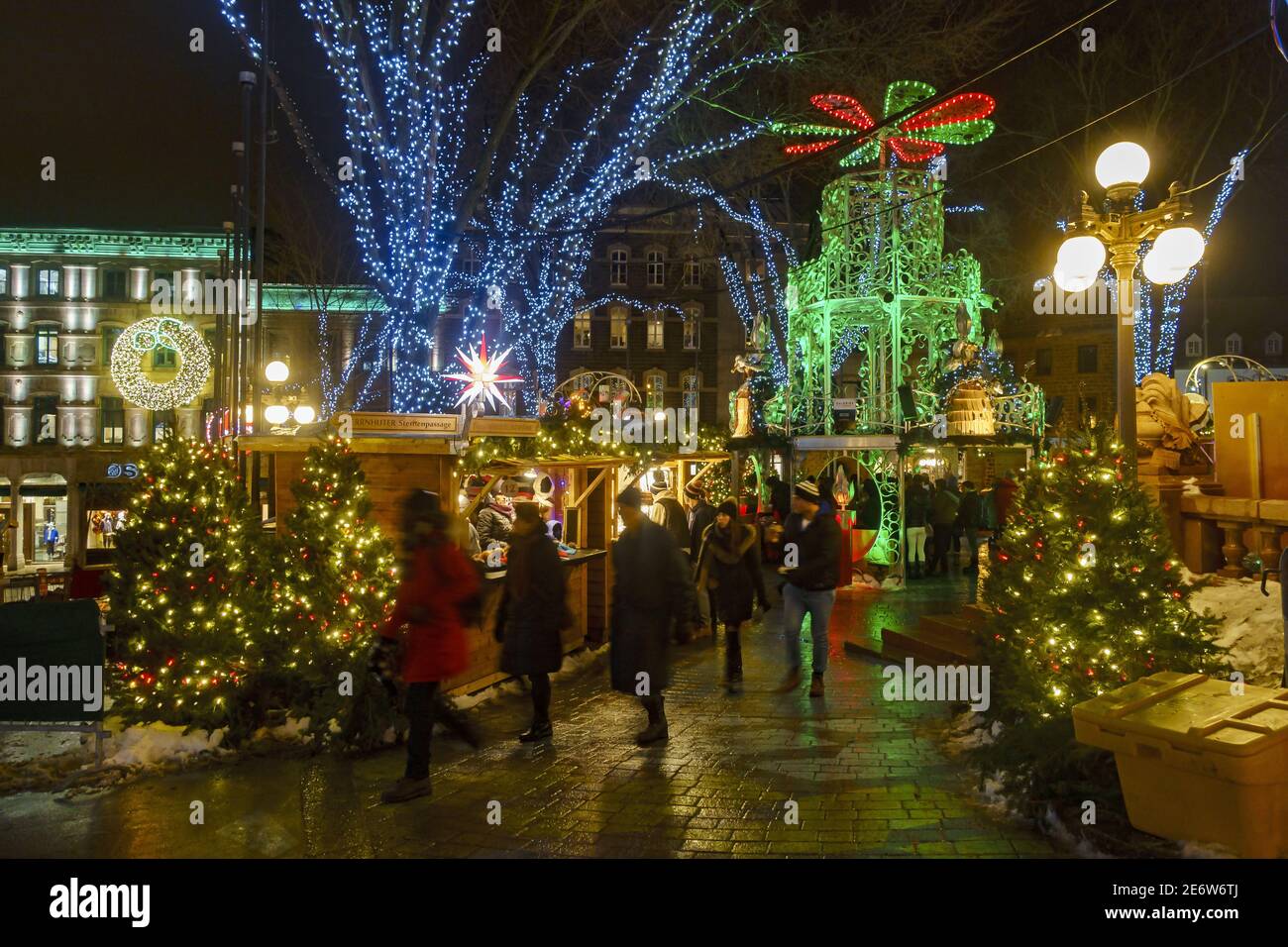 Canada, provincia di Quebec, Quebec City, il mercatino di Natale di fronte alla basilica-cattedrale di Notre-Dame Foto Stock