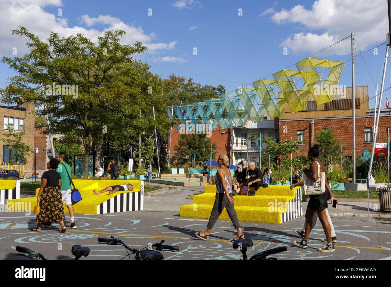 Canada, provincia di Quebec, Montreal, Plateau-Mont-Royal, avenue du Mont-Royal pedonale in estate, Place des Fleurs-de-macadam Foto Stock