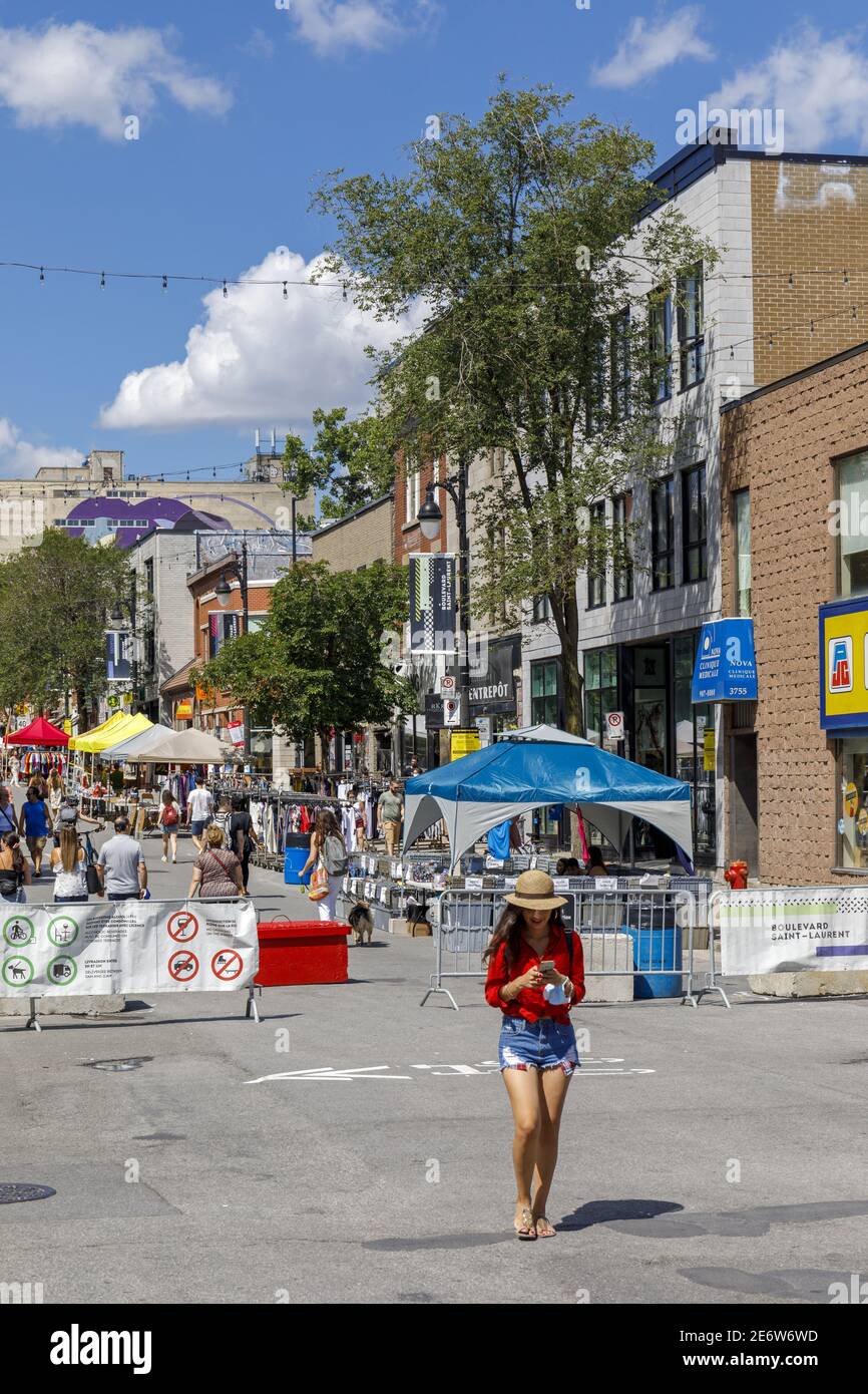 Canada, provincia di Quebec, Montreal, boulevard Saint-Laurent trasformato in strada pedonale, negozi di vendita all'aperto Foto Stock