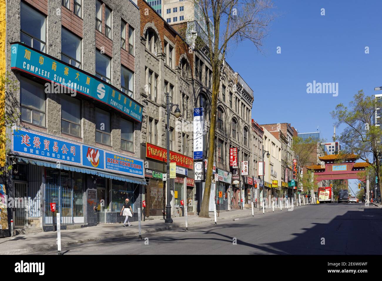 Canada, provincia di Quebec, Montreal, Montreal Vecchia, Chinatown, boulevard Saint-Laurent, passerby di fronte ai negozi chiusi a causa del COVID-19 Foto Stock
