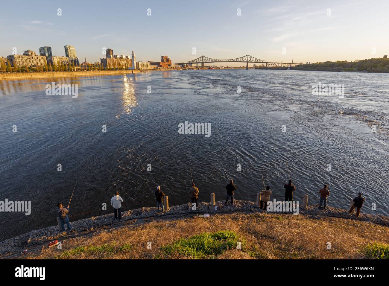 Canada, provincia del Quebec, Montreal, il Porto Vecchio, Montreal Vecchia, il fiume Saint-Laurent, la penisola del Cit?-du-Havre, pescatori di mattina, in lontananza, la torre dell'orologio e il ponte Jacques-Cartier Foto Stock